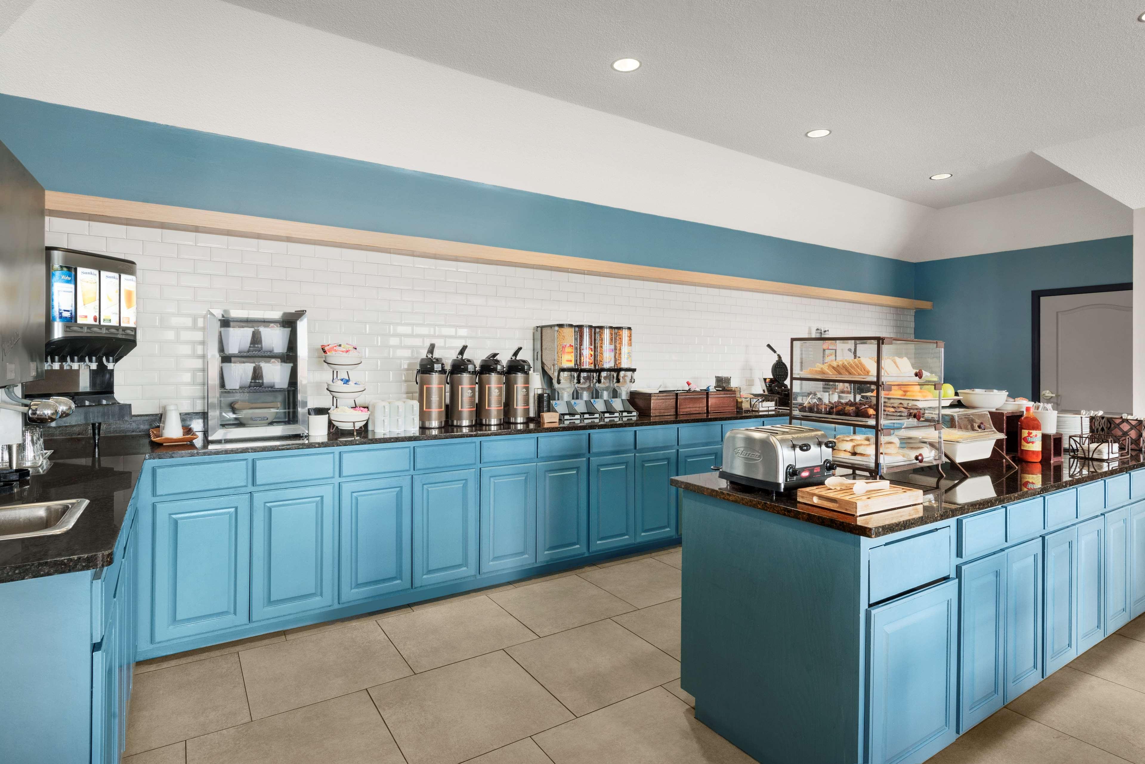 Country Inn & Suites By Radisson, Kansas City At Village West, Ks Bonner Springs ภายนอก รูปภาพ