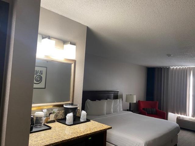 Country Inn & Suites By Radisson, Kansas City At Village West, Ks Bonner Springs ภายนอก รูปภาพ
